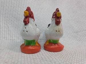 lot 693 image: Ceramic Rooster Salt and Pepper Shakers