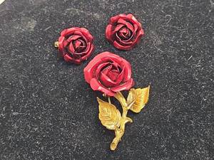 lot 733 image: Red Rose Brooch and Clip on Earrings