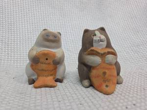 lot 736 image: Ceramic Cat Salt and Pepper Shakers with Fish