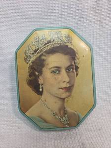 lot 744 image: 1950s Royal Portrait Tin by Horner