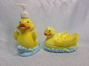 lot 754 image: Rubber Duck Soap Dispenser and Holder Set