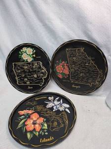 lot 776 image: State Souvenir Metal Serving Tray Set - Iowa, Georgia, Hawaii