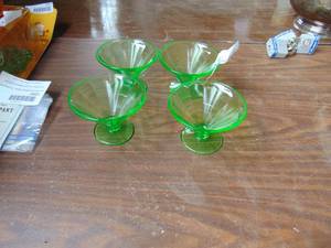 lot 1924 image: 4 Footed Green Glasses - Uranium 