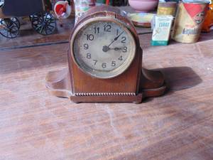 lot 1929 image: Small Mantle Clock W Key