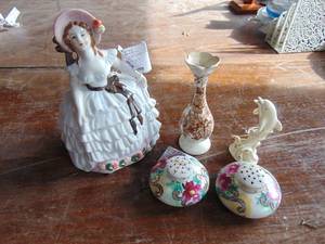lot 1944 image: Salt and Pepper shakers and decor