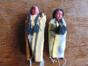 lot 1970 image: Pair of Indian Dolls 