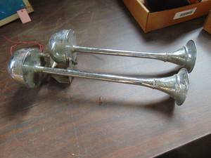 lot 1990 image: Vintage Horn