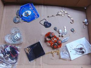 lot 1994 image: Selection of Jewelry