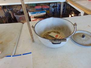 lot 2019 image: Enamel ware Pail - 6 tall or so