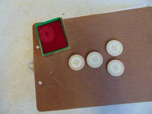 lot 2027 image: Clay Chips - 4 - in small box
