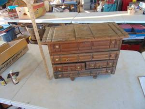 lot 2029 image: Folk Art Box - see pictures for small piece of Damage