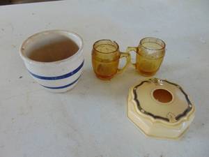 lot 2046 image: Decor Selection - Amber Mugs - Pottery