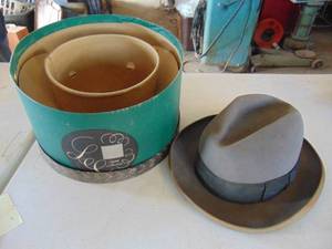 lot 2050 image: Vintage Mans hat in Box
