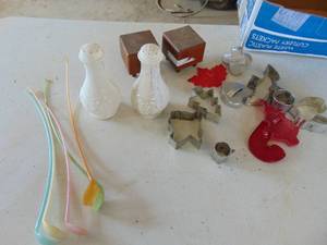 lot 2056 image: Decor and Salt and Pepper Selections