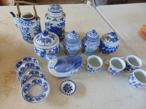 lot 2077 image: Selection of Blue china pieces