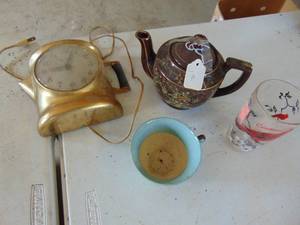 lot 2080 image: Decor Selection - Teapot and More