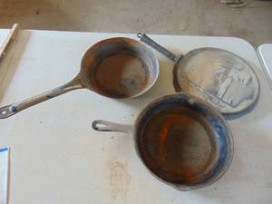 lot 2089 image: 3 Cast Pans - Painted - 1 Aluminum