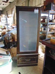 lot 2095 image: Display Cabinet - with Shelves - No key - cabinet is currently locked - 12x27x62