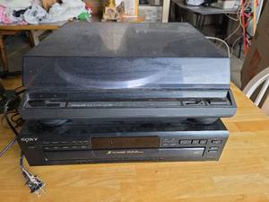 lot 18541 image: Onkyo CP-1007A Auto-Return Turntable with Sony CDP-C250Z CD Player