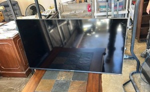 lot 3512 image: Hisense 40-inch Smart TV w Mounting Bracket