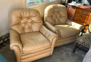 lot 3519 image: Tufted Leather Recliners - Set of 2