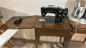 lot 3527 image: Singer 201-2 Sewing Machine with Cabinet