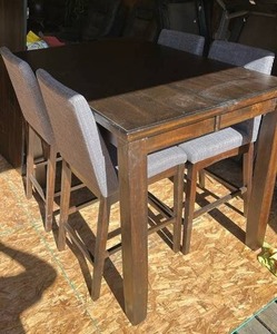 lot 3529 image: Modern Dining Set with (4) Chairs