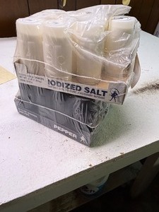 lot 27141 image: Set of Vintage Morton Salt & Pepper Shakers