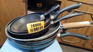 lot 26906 image: Lot of Multiple Brands of Metal Cooking Pans