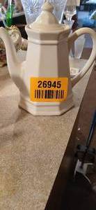 lot 26945 image: Vintage Pfaltzgraff Heritage White Stoneware Large Teapot
