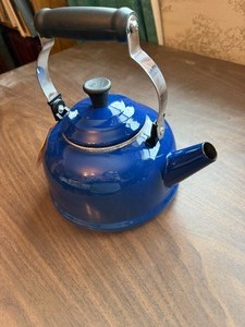 lot 27073 image: Vintage Le Creuset Blue 1.7Q Tea Kettle