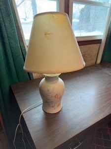 lot 27082 image: Vintage White Glass Floral Table Lamp