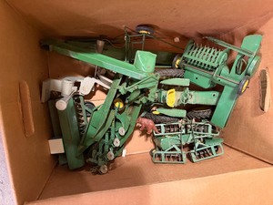 lot 27162 image: Vintage John Deere Tractor Model Kit