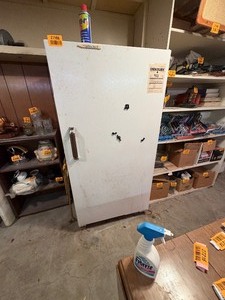lot 27166 image: Vintage Montgomery Deluxe Deep Freezer WORKS BUT NEEDS DEEP CLEANED
