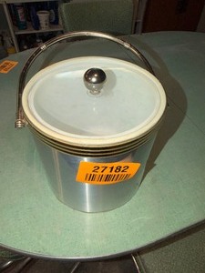 lot 27182 image: Vintage Insulated Metal Pot