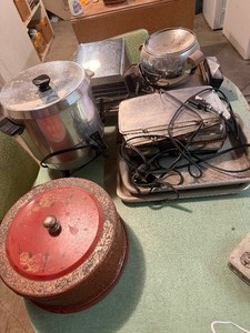 lot 27184 image: Various Small Metal Cooking Supplies and Appliances