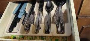 lot 26909 image: Drawer Full of Full Silverware Set and Knives