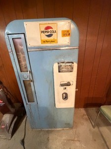 lot 27185 image: Vintage Pepsi-Cola Vending Machine - powers on.