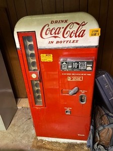 lot 27296 image: Vintage Coca-Cola Vending Machine - powers on.