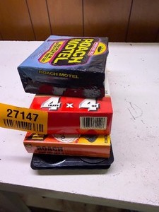 lot 27147 image: Lot of Multiple Roach Control Chemicals and Traps