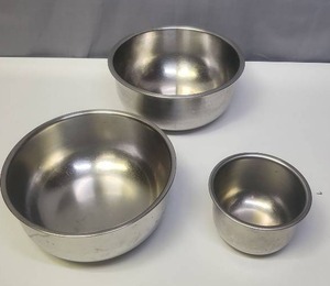 lot 119 image: Vintage West Bend Bowl Master Commercial Grade Stainless Steel Mixing Bowl Set - very good condition