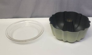 lot 120 image: Vintage Nordic Ware Green Mini Bundt Pan (inside in very good condition, a little wear on outside) and a Pyrex Clear Glass Pie Plate