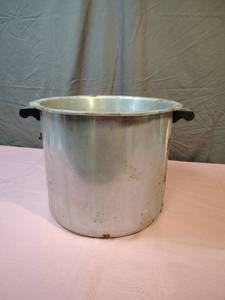 lot 135 image: Very Large Commercial Grade Vintage Aluminum Stock Pot - No lid - Needs a good soakscrubbing - has some finish wear on top edge