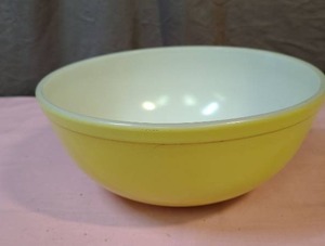 lot 139 image: Pyrex 10inch Yellow Milk Glass Mixing Bowl - has surface wearscratches on the yellow exterior (see pics)
