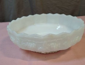 lot 145 image: Vintage Mid-Century Anchor Hocking Fire King White Milk Glass Footed Pedestal Fruit Bowl with grapeleaf pattern - good condition