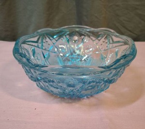 lot 146 image: Vintage Jeanette or McKee Fentec Blue Pressed Glass Serving Bowl - some of the blue has peeledfaded off