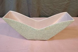 lot 149 image: Mid-Century Modern Geometric Ceramic Planter - pink inside, has a granite stone type paint on outside, one area of the paint on outside is rubbed off in the center on one side only