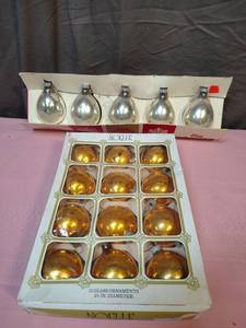 lot 184 image: Vintage Glass Christmas Ball Ornaments Set