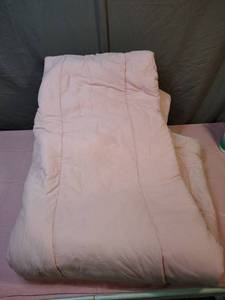 lot 191 image: Full Size Pink CottonPolyester Comforter - good condition