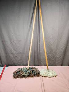 lot 195 image: Commercial Cotton String Dust Mops